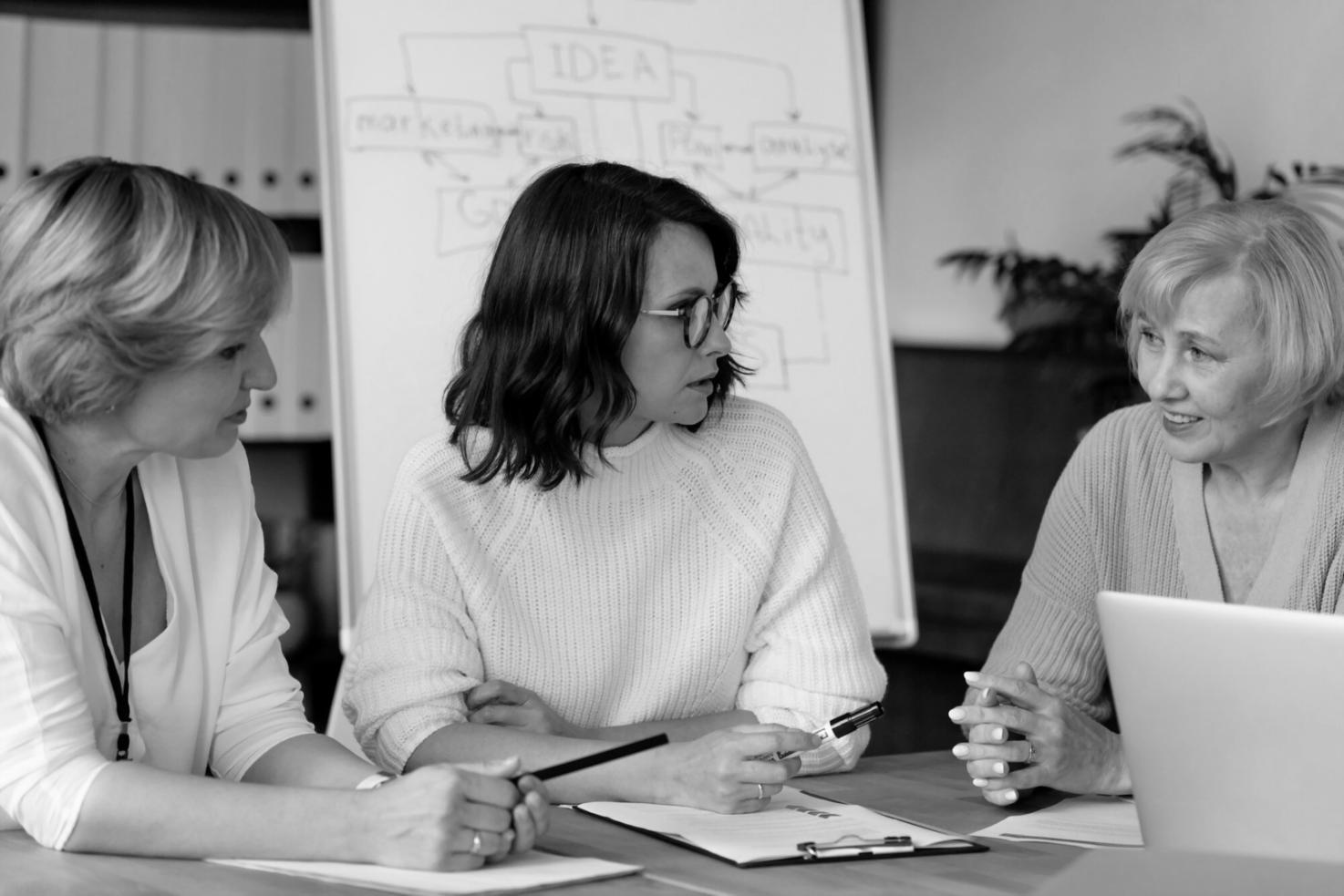 Professionnels analysant des données financières complexes