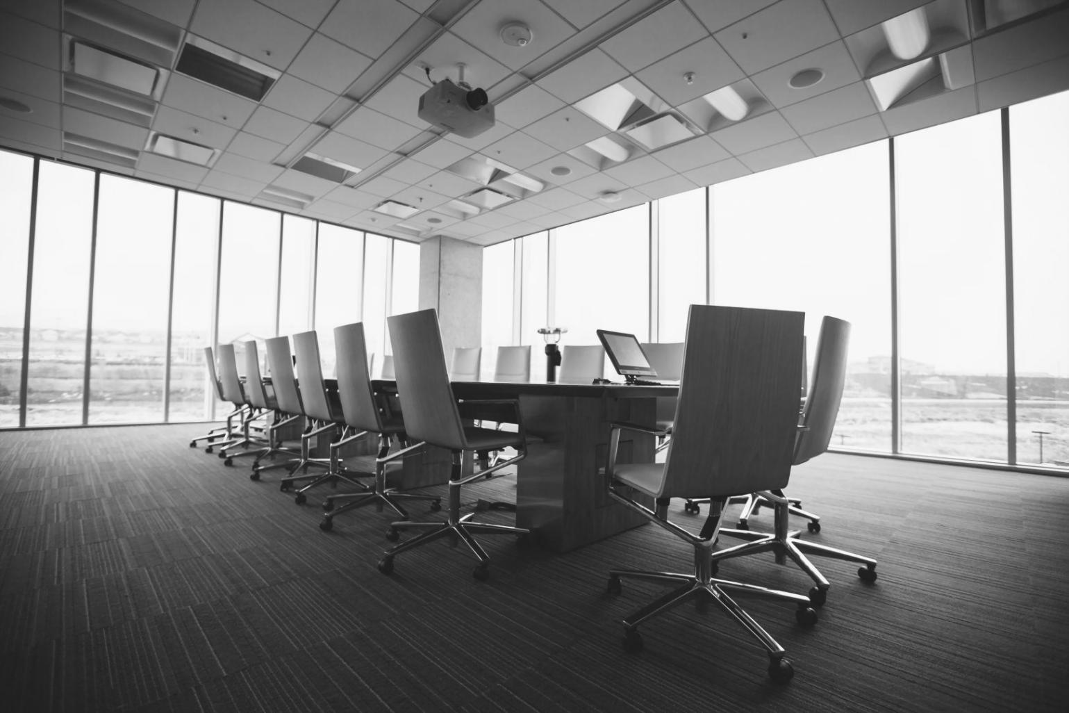 Espace de travail moderne avec écrans d'analyse financière